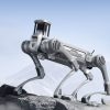 Unitree B2 mit 32-Strahl-LiDAR auf Bergkuppe Unitree B2 vierbeiniger Industrie-Roboter mit LiDAR im Gebirge