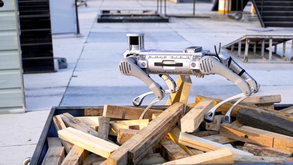 Unitree B2 bei der Industrie-Inspektion Unitree B2 Quadruped bei Inspektion auf Industrieanlage